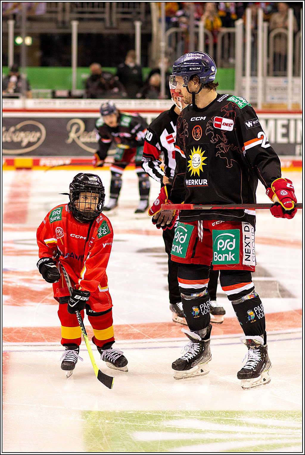 PENNY DEL Viertelfinale 4. Spiel; Duesseldorfer EG - Red Bull Muenchen; Duesseldorf, 16.04.2022